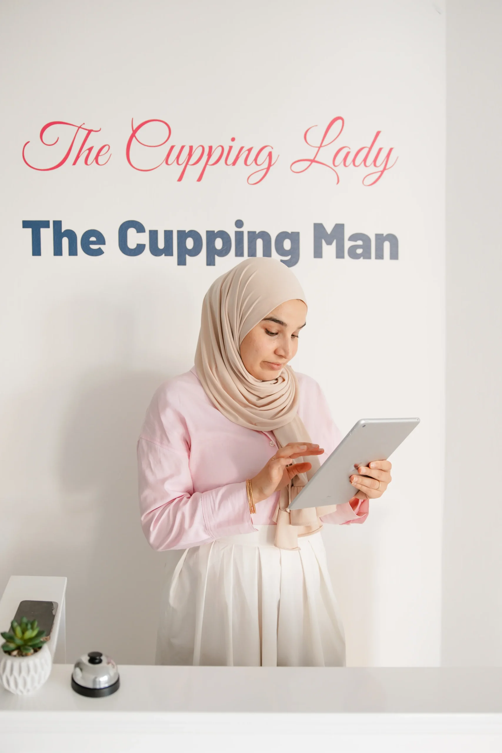 The Cupping Lady aan het onthaal op haar ipad